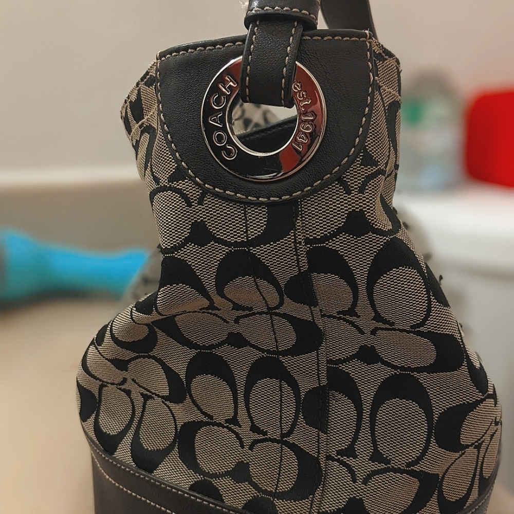 Medium size Coach purse